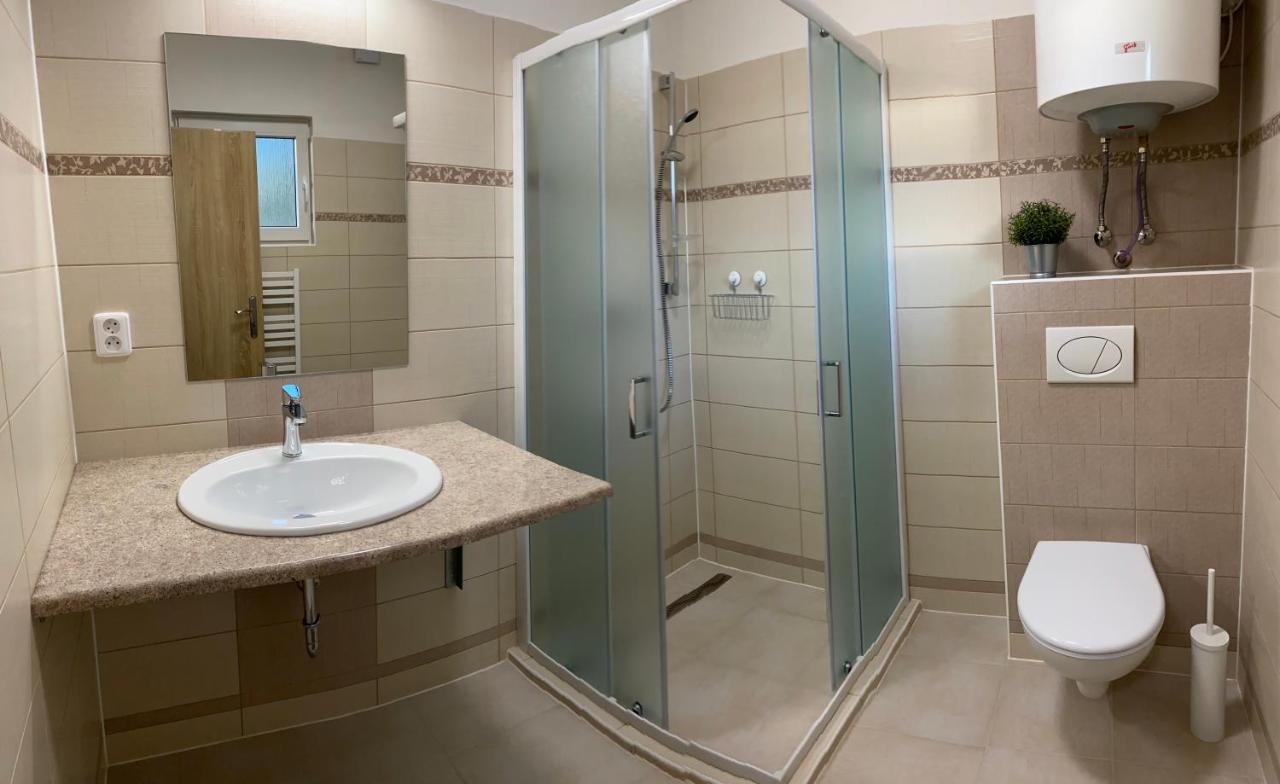 Apartmany Nad Parkem Broumov Exteriör bild