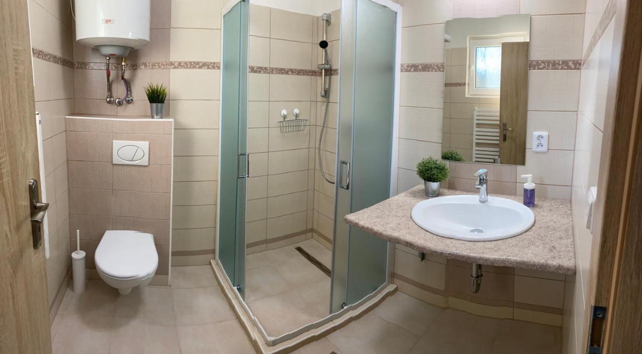 Apartmany Nad Parkem Broumov Exteriör bild